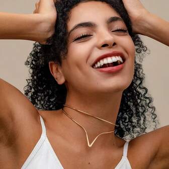 1 件极简主义图案 V 领颈链