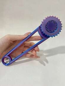 这款纸板打孔器适用于DIY手工艺品、艺术项目、卡片制作和纸盒改造。它是一款便携式精密工具，可以均匀地在纸板上压出折痕和折叠。设计便捷。| 坚固的手柄可用作纸艺打孔器，适用于DIY、纸盒改造，甚至可以弯曲和折叠。 - 彩色 - 查看 13