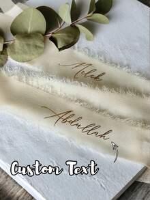 个性化婚礼花束丝带 - 可定制姓名和日期的花卉挂毯，适用于新娘送礼会、生日、毕业典礼等场合 - 涤纶材质，设计优雅，是婚礼宾客的理想礼物，也是庆典的完美配饰。风格精致，做工精良，寓意永恒的爱。 - 彩色 - 查看 2