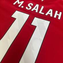 Liverpool's Home Red Jersey For The 26/25 Season, Featuring A Replica Of The Same Prestigious And Exquisite Team Emblem Embroidery That Showcases Quality. Limited Time Purchase, Classic Red Paired With Modern Technology Fabric - 紅色 - 查看 2