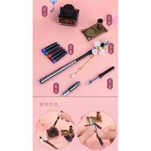 Sumérgete en un mundo de fantasía y elegancia con este lujoso set de escritura, perfecto para amantes de la papelería fina, la cultura asiática y el diseño detallado. Es el regalo perfecto para quien valora la belleza, la caligrafía o simplemente desea un diario para atesorar sus pensamientos más preciados. Incluye pluma estilográfica con detalle floral, contiene un tintero de color negro retro añadiendo un toque vintage. incluyendo set de cartuchos de colores vibrantes para que puedas comenzar a escribir de inmediato - Negro - Ver 5