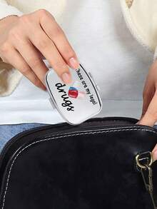 Hộp đựng thuốc hình vuông họa tiết y tá, hộp đựng thuốc di động, hộp đựng đồ mini bằng kim loại, hộp đựng trang sức và thuốc di động, quà tặng sáng tạo cá nhân hóa, họa tiết nơ, mũ y tá, lọ thuốc, thích hợp cho du lịch, hoạt động ngoài trời, bỏ vào túi xách và túi quần, có thể dùng làm quà cưới, quà tặng và trang trí tiệc, hộp đựng đồ du lịch trang trí thiết kế độc đáo. - Nhiều màu - Xem 2