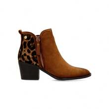 XTI Botín cowboy print leopardo vegano, Botas cowboy tacón ancho de 5,5 cm para mujer, Animal print cierre cremallera - Modelo 144647 - Camel - ✅ Entrega 24/72h a España (península) - Camel - Ver 2