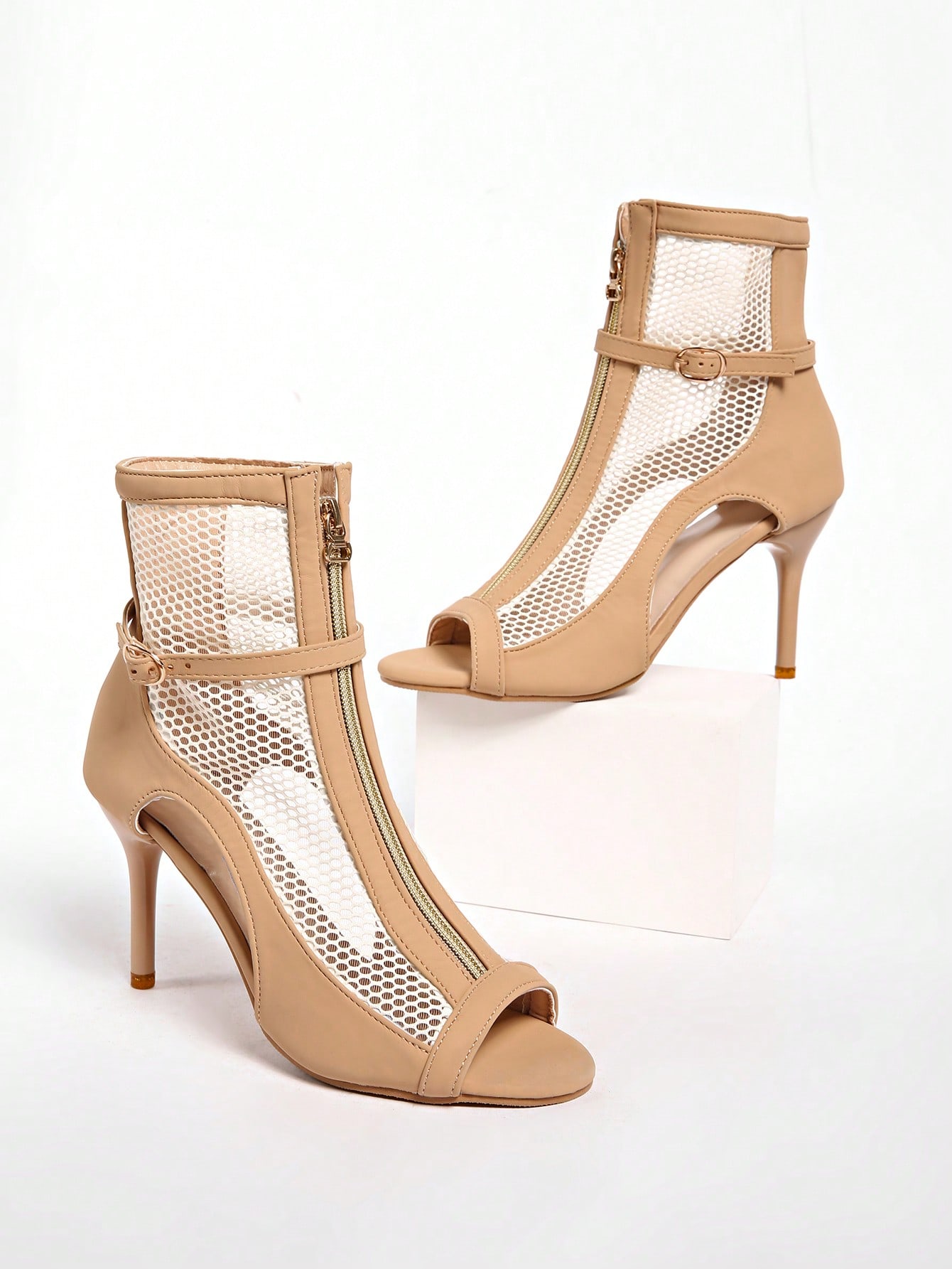 صنادل ذات كعب عالٍ بنمط روماني مفتوحة الأصابع بحزا...