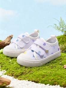 1 par de zapatillas de lona de color púrpura de estilo minimalista y fresco para niñas pequeñas con estampado de corazones de colores, cierre de dobleo, punta redonda y suela plana, cómodas y transpirables, adecuadas para asistir a la escuela diaria, actividades de jardín de infantes, compras entre padres e hijos y fiestas de cumpleaños