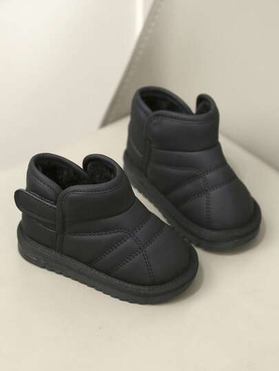 1双婴儿舒适保暖靴，柔软材质，搭配钩环设计，方便穿脱。保暖内衬为寒冷天气提供额外温暖。防滑耐用的鞋底提供稳定支撑。简洁时尚的外观，适合日常穿着和户外活动，是婴儿冬季鞋履的理想之选。