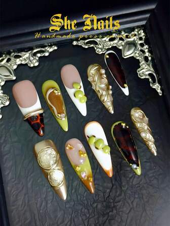 أظافر أكريليك طويلة بشكل إبرة الحذاء مع 10 قطع ذات طبعات جلد النمر والزيبرا بألوان البرتقالي والأزرق والذهبي والأخضر والأسود، بتصميم نحت ثلاثي الأبعاد وتقنية الخلط وطلاء العين القطة والطرف الفرنسي، مناسبة للارتداء في المناسبات والأعياد الخريفية والشتوية واليومي، مع ملصقات جل وملف أظافر مجاني