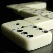 Dominó Clásico Juego de Reyes, ideal para Compartir en familia, Juegos de mesa portàtil,Diversión y Estrategia en Cada Ficha - Blanco y Negro - Ver 1