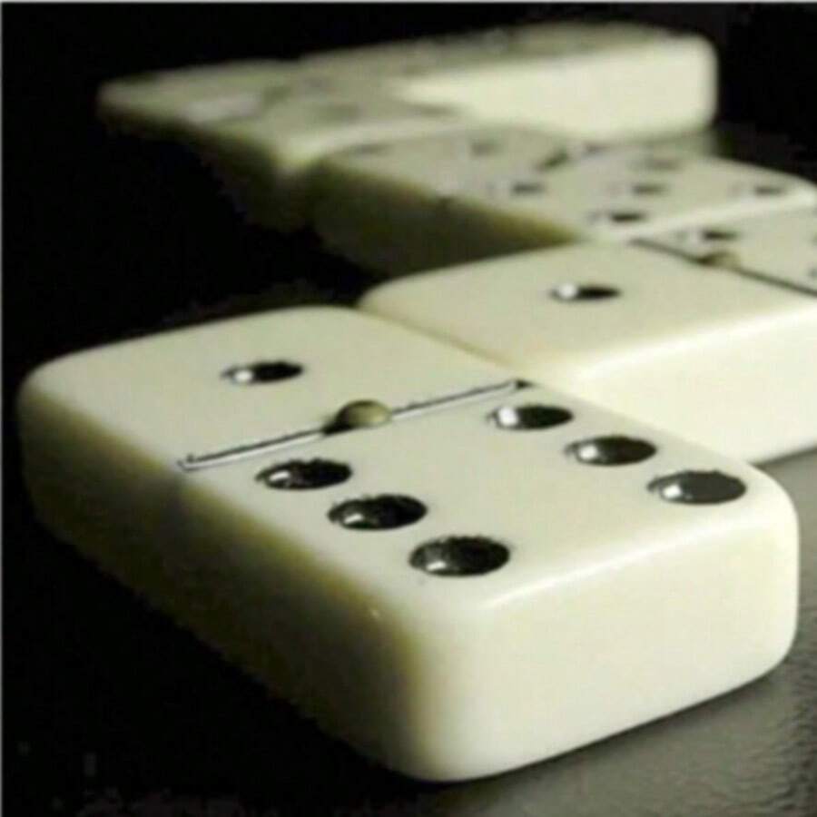 Dominó Clásico Juego de Reyes, ideal para Compartir en familia, Juegos de mesa portàtil,Diversión y Estrategia en Cada Ficha - Blanco y Negro - Ver 1