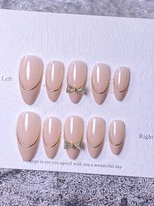 10片手工法式短指甲贴纸。这款美甲套装包含5种颜色：白色、粉色、金色、蓝色和黄色，设计迷人可爱。每张指甲贴纸都饰有手绘藤蔓图案，沿着金属法式边缘蜿蜒而下，并点缀着金色和钻石蝴蝶结。 - 粉色 - 查看 2