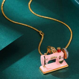 1 件时尚可爱的珐琅粉色字母心形缝纫机吊坠项链，适合女士甜美优雅的派对珠宝、包包/钥匙链吊坠、万圣节和圣诞节礼物