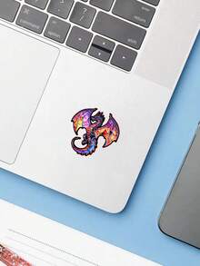 1张彩色飞龙贴纸，卡通乙烯基贴纸。这些耐用的贴纸非常适合贴在汽车保险杠、卡车、摩托车、头盔、笔记本电脑、窗户、水瓶和邮箱上。它们是一次性使用的，带有背胶，非常适合作为摩托车配件，并且设计生动。 - 彩色 - 查看 6