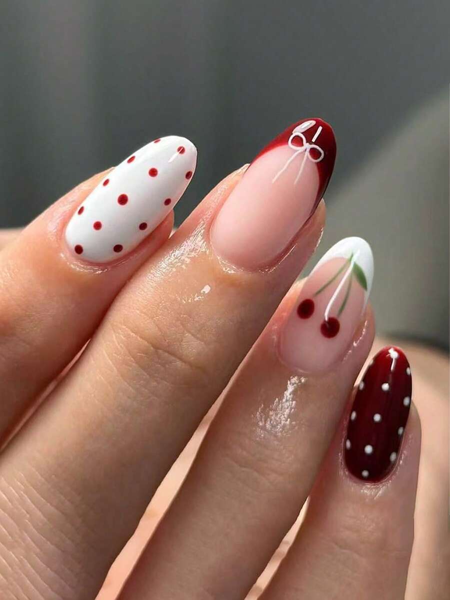 Mejora instantáneamente tu apariencia con el kit de 24 uñas postizas elegantes, sencillas y dulces de estilo casual con diseños de lunares blancos y rojos, lazos blancos, y patrones de cerezas burdeos y blancos. Adecuado para chicas y mujeres que les gusta el estilo minimalista para usar en la vida diaria y de compras, haciéndote talla grande encantadora y dulce.