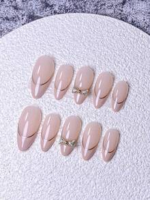 10片手工法式短指甲贴纸。这款美甲套装包含5种颜色：白色、粉色、金色、蓝色和黄色，设计迷人可爱。每张指甲贴纸都饰有手绘藤蔓图案，沿着金属法式边缘蜿蜒而下，并点缀着金色和钻石蝴蝶结。 - 粉色 - 查看 3