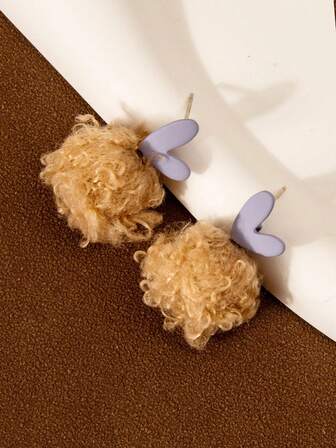 一对可爱的毛绒球和几何心形设计耳环，秋冬时尚