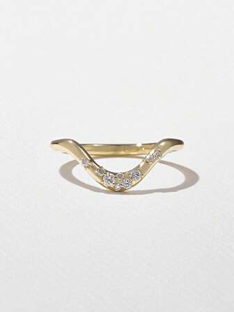 1枚优雅V形闪亮锆石戒指，925纯银材质，是送给时尚女士的礼物，适合舞会、聚会和派对等场合。