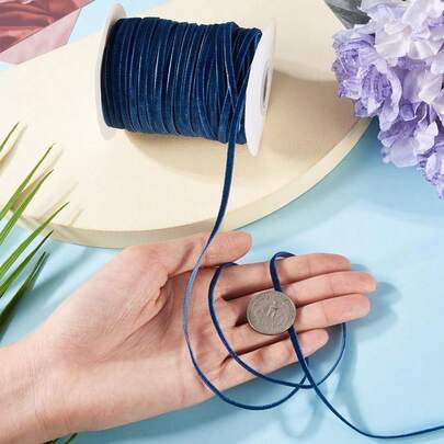 3毫米宽植绒丝巾，50码大卷，多种颜色可选。采用优质丝巾面料，边缘整齐不易磨损。非常适合制作礼品蝴蝶结、DIY发饰、插花、家居相框装饰以及蛋糕甜点点缀。柔韧性好，易于塑形，满足各种轻盈奢华的装饰需求。