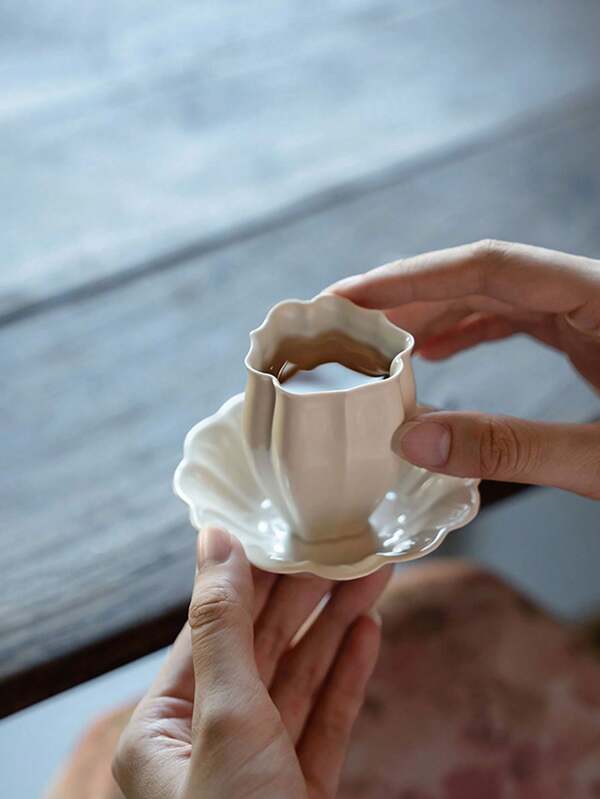 1 طقم فنجان وصحن سيراميك بشكل بتلة أنيق سعة 60 مل، فنجان وصحن سيراميك أبيض نقي بشكل بتلة على الطراز الفرنسي، فنجان وصحن مزخرف بتفاصيل محفورة بعناية، مناسب للشاي والقهوة، مثالي لديكور المنزل الفرنسي وتقديم الشاي بعد الظهر