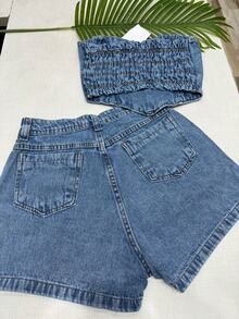 Conjunto casual feminino de duas peças jeans, top tipo bandeau sem alças e sem mangas, shorts sem elasticidade com detalhe de bolso - Lavagem Média - Visão 2