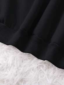 Jaqueta feminina esportiva com capuz para atividades ao ar livre, fitness e corrida - Forro térmico acolchoado, gola dobrável, mangas compridas e modelagem ajustada. Design minimalista e elegante para esportes casuais ao ar livre. - Preto - Ver 4