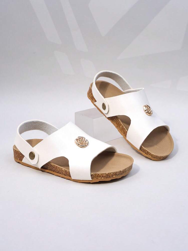 1双女童凉鞋，金属徽章装饰，亮面PU材质，舒适套穿，露趾低帮设计，可调节鞋带，平底款式，轻便奢华休闲凉鞋，适合夏季派对和日常穿着。 - 白色 - 查看 2