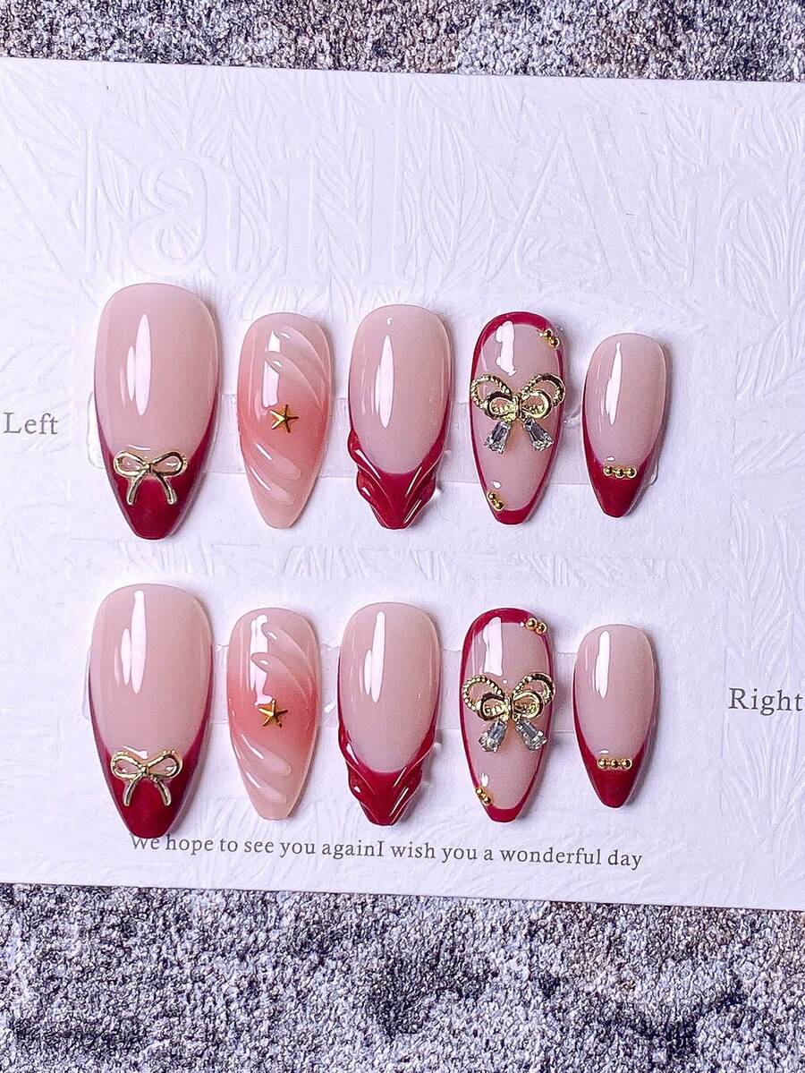 Conjunto com 10 adesivos de unhas postiças prensadas à mão, incluindo unhas curtas, unhas falsas, francesinhas, unhas amendoadas, unhas brancas, vermelhas, rosas, azuis, douradas, olho de gato, unhas fofas, unhas para o Dia dos Namorados e unhas para o Ano Novo. Decoradas com laço dourado e enfeites de floco de neve na superfície. Acompanha kit de aplicação, fácil de colocar e remover. Ideal para mulheres e meninas que gostam de unhas amendoadas. - Vermelho - Ver 1
