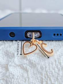 A Minimalist Golden Charm Phone Dust Plug Featuring The 26 Letters Of The Alphabet And A Heart Shape - A-Z Letter Pendant Stylish Heart-Shaped Charging Port Dust Cover, Compatible With Iphone/Type-C Interface, Perfect For Birthday And Holiday Gifts. - Multicolor - View 3