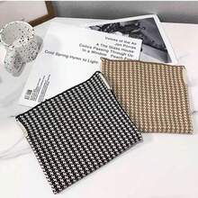 冬天，男女都穿着裹腿的衣物、保暖的领子和厚厚的保暖羊毛内衬来御寒。 - 彩色 - 查看 6