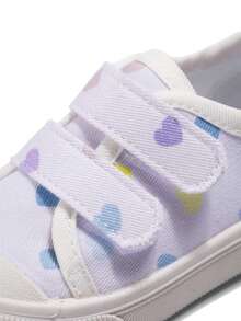 1 par de zapatillas de lona de color púrpura de estilo minimalista y fresco para niñas pequeñas con estampado de corazones de colores, cierre de dobleo, punta redonda y suela plana, cómodas y transpirables, adecuadas para asistir a la escuela diaria, actividades de jardín de infantes, compras entre padres e hijos y fiestas de cumpleaños