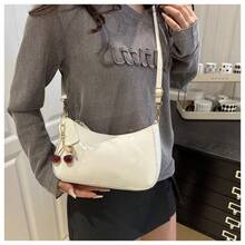 New Fashion Classic Wild Letter Pattern Decoration Design Solid Color Pu Waterproof Fabric Shoulder Bag Crescent Bag Underarm Bag, Ladies Purse, Ladies Bag, Suitable For Shopping, Commuting To Work, White-Collar, Travel, Etc., Can Be Slung. - 白色 - 查看 2