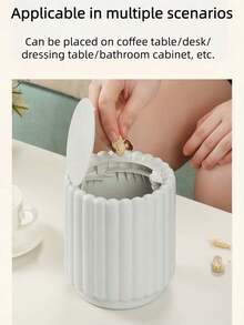 创意迷你向日葵桌面垃圾桶，带盖弹簧式垃圾桶，小型带盖垃圾桶，办公垃圾桶，车载垃圾桶，浴室带盖垃圾桶，迷你塑料垃圾桶。这款带盖垃圾桶无需用电，适合存放物品，多种颜色可选。