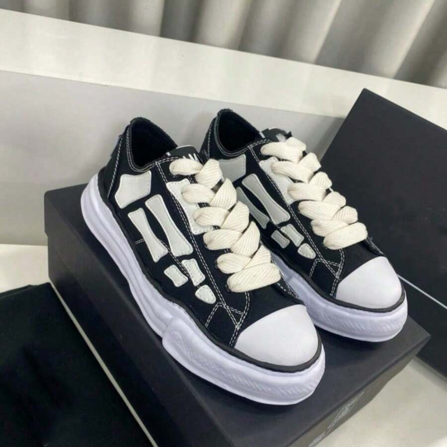 2025 MMY X 知名设计师联名款经典防滑耐穿轻便低帮滑板鞋，校园恋人黑白配色 - 黑與白 - 查看 1