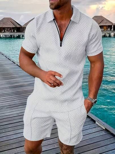 Conjunto informal de dos piezas para hombre compuesto por una camiseta de cuello redondo y manga corta y unos pantalones cortos con cordón.