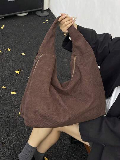حقيبة كتف ذات سعة كبيرة وجيوب متعددة من القطيفة موضة خريف/شتاء 2025