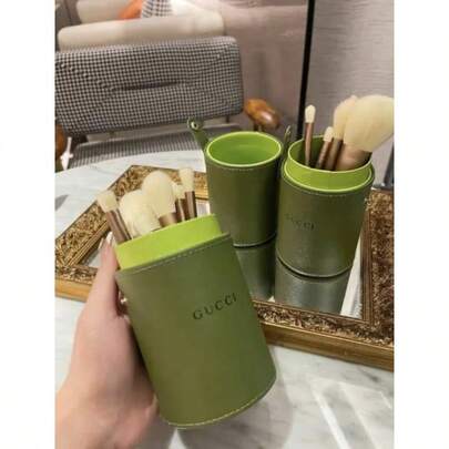 Gucci Um pincel de maquiagem redondo verde Gucci, com um design exclusivo tridimensional, é à prova d'água e de poeira, fácil e prático de guardar. Inclui pincéis de maquiagem e é adequado para sair, viajar, uso pessoal e para a escola. Um presente perfeito.