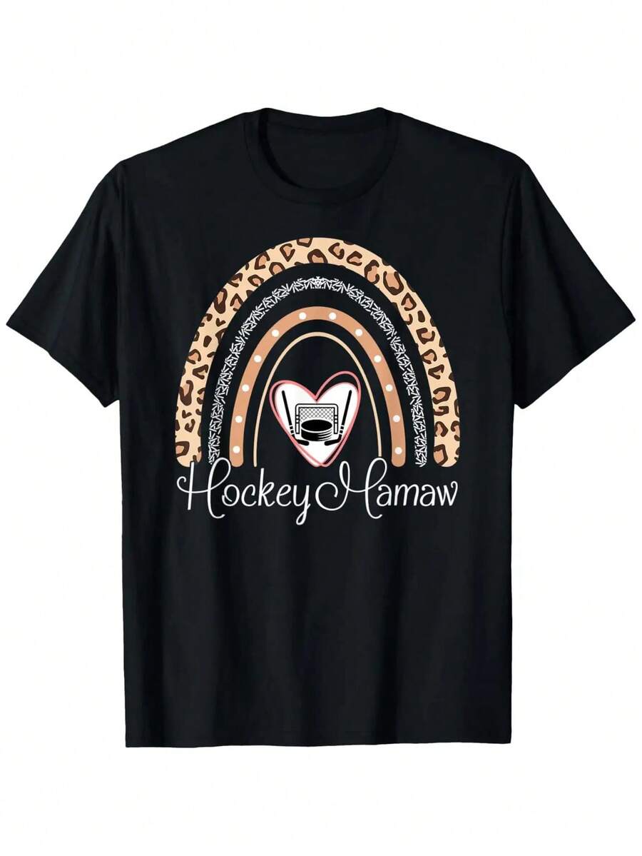 Camiseta gráfica divertida de hockey Mamaw - 100% ajuste holgado de manga corta con estampado de leopardo y diseño de palos de hockey, tallas S-XXXL, negra - Ropa deportiva casual para hombres, mujeres, papá, mamá - Regalo para fanáticos del hockey, atuendo casual y conjuntos para el día del juego - Negro - Ver 1