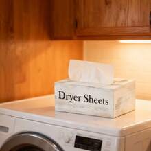 1 pieza Soporte de madera para hojas de secadora de ropa - Contenedor para hojas suavizantes, Contenedor rústico para hojas de secadora con tapa con bisagras y gancho, Dispensador de hojas de secadora para organización y decoración del cuarto de lavado