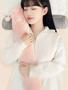 一套特大号热水袋，配有法兰绒套，容量2500毫升，长款可重复灌水，适合铺床取暖和暖脚。亲肤材质，防漏，可拆卸清洗。冬季必备，可用于温暖双手、腰部、腹部、肩膀和腿部。是生日派对回礼、圣诞礼物、斋月礼物和斋月赠礼的理想之选。 - 彩色 - 查看 10