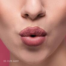 Mia Makeup Matte 'n' Bomb – Rouge à lèvres velouté longue tenue. Hydratant et léger. Sans transfert. Texture crémeuse et ultra-légère. Applicateur précis pour le contour et le remplissage des lèvres. - 02 Alerte mignonne - Voir 4