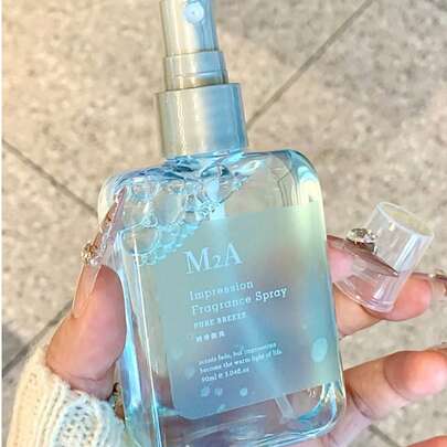 1瓶香氛喷雾，清新家居空气，芳香疗法，适合作为女士礼物，室内外均可使用，可用于衣柜除臭和提升香气，约会、情侣礼物，蕴含持久清新怡人的家居香氛。