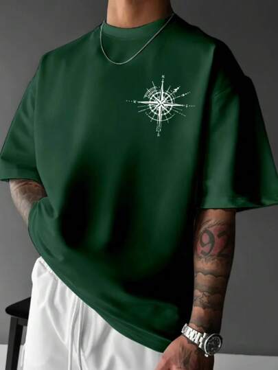 Camiseta holgada con gráfico de brújula y montañas para hombre: estilo urbano, lavable a máquina, ropa informal de verano para adultos, cómoda y a la moda, tejido transpirable, perfecta para salidas y estilo informal para jóvenes, ropa de fin de semana, ropa juvenil, gráfico para hombre, camisa para hombre