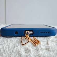 A Minimalist Golden Charm Phone Dust Plug Featuring The 26 Letters Of The Alphabet And A Heart Shape - A-Z Letter Pendant Stylish Heart-Shaped Charging Port Dust Cover, Compatible With Iphone/Type-C Interface, Perfect For Birthday And Holiday Gifts. - Multicolor - View 10