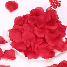 100 Pieces Red Artificial Rose Petals, Romantic Wedding Decorations, Bridal Showers, Valentine's Day Proposals, Wedding Room Decorations, Proposals, And Confessions. Create A Romantic Atmosphere. - 紅色 - 查看 5