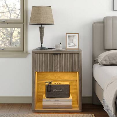 Yanosaku Mesita de noche contemporánea con estación de carga, espaciosa mesita de noche con LED que cuenta con cajón y estante de almacenamiento, modos de iluminación ajustables, mesita de noche y mesa auxiliar moderna de madera para dormitorio y sala de estar, acabado en roble.