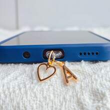 A Minimalist Golden Charm Phone Dust Plug Featuring The 26 Letters Of The Alphabet And A Heart Shape - A-Z Letter Pendant Stylish Heart-Shaped Charging Port Dust Cover, Compatible With Iphone/Type-C Interface, Perfect For Birthday And Holiday Gifts. - Multicolor - View 4
