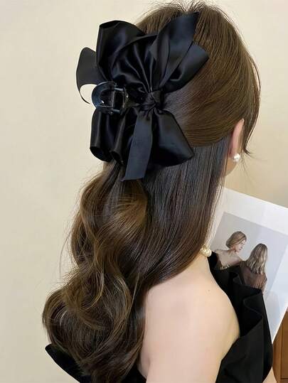 1款全新高端缎面大号黑色褶皱蝴蝶结发夹，可固定于后脑勺，提升女性发饰造型