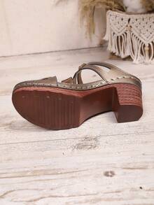 1 par de sandalias de tacón alto de moda retro para mujer, sandalias de tacón alto con decoración de remaches de cuero de PU con estampado geométrico bohemio vintage, adecuadas para bodas, fiestas, vacaciones, verano y otras ocasiones, tacones altos con plataforma para mujer - Café integral - Ver 8