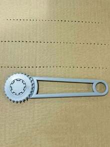 这款纸板打孔器适用于DIY手工艺品、艺术项目、卡片制作和纸盒改造。它是一款便携式精密工具，可以均匀地在纸板上压出折痕和折叠。设计便捷。| 坚固的手柄可用作纸艺打孔器，适用于DIY、纸盒改造，甚至可以弯曲和折叠。 - 彩色 - 查看 7