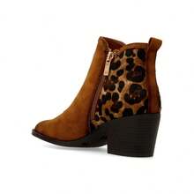 XTI Botín cowboy print leopardo vegano, Botas cowboy tacón ancho de 5,5 cm para mujer, Animal print cierre cremallera - Modelo 144647 - Camel - ✅ Entrega 24/72h a España (península) - Camel - Ver 4