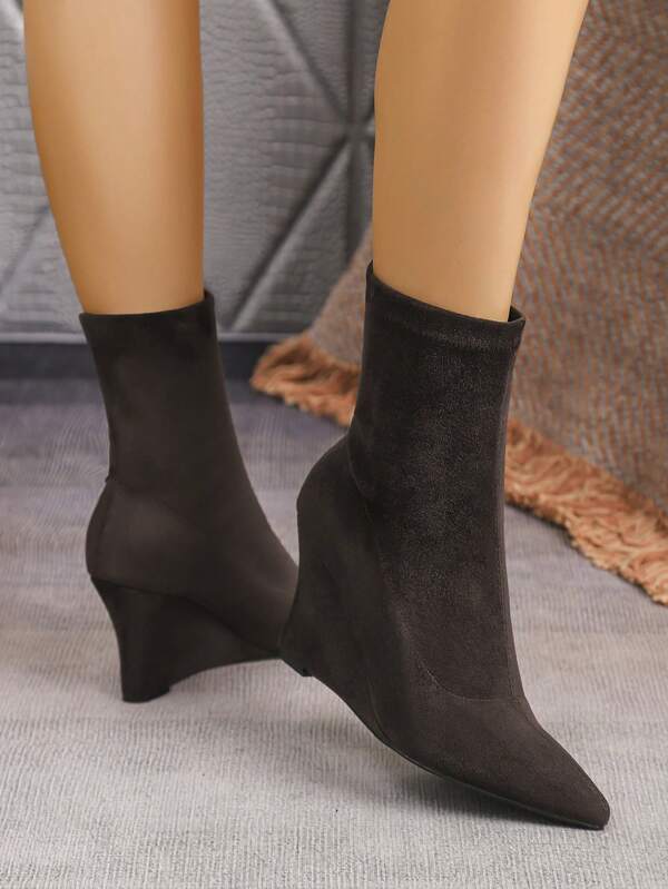 2025 Neue Spitze Keilabsatz Stiefeletten für Damen, Slip-On Elastisch Slim Fit Knöchel Stiefel, geeignet für Partys, Büromode, Herbst/Winter